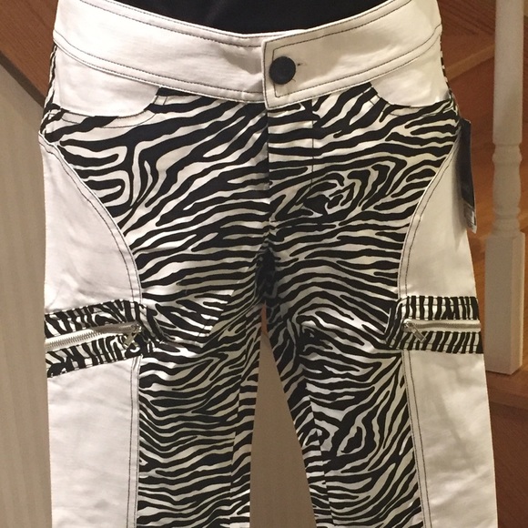 💕💕HOST PICK 💕💕White with zebra print jean like capris - Picture 2 of 6